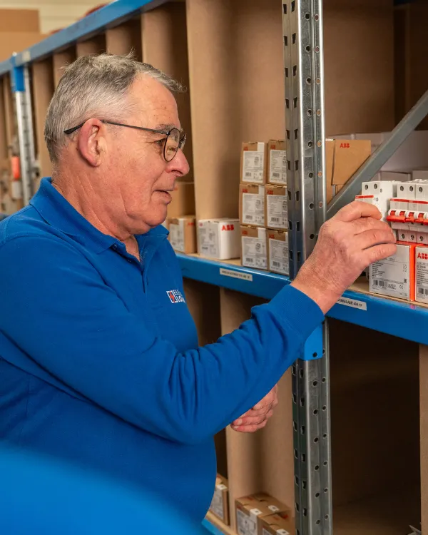 Elektricien pakt materiaal uit het magazijn voor een elektra renovatie