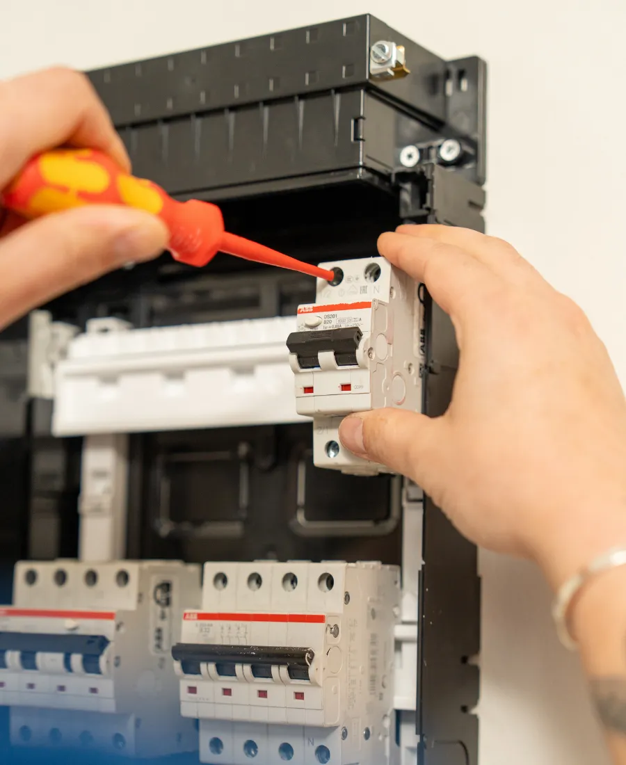 Elektricien plaatst een extra automaat in een groepenkast