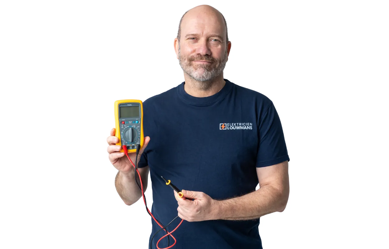 Elektricien van Louwmans met een multimeter en meetpennen
