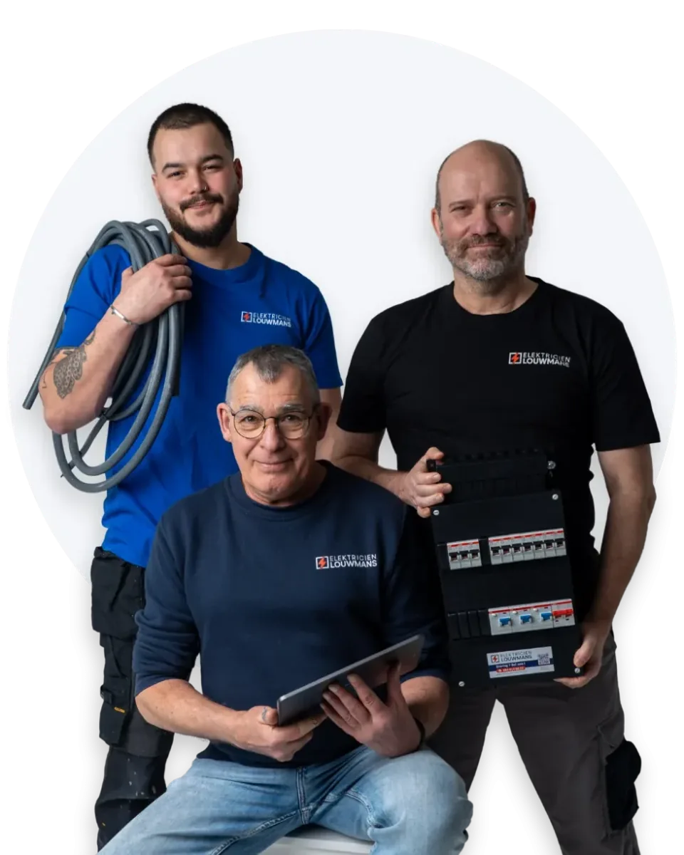 Team van Elektricien Louwmans met kabels, groepenkast en tablet