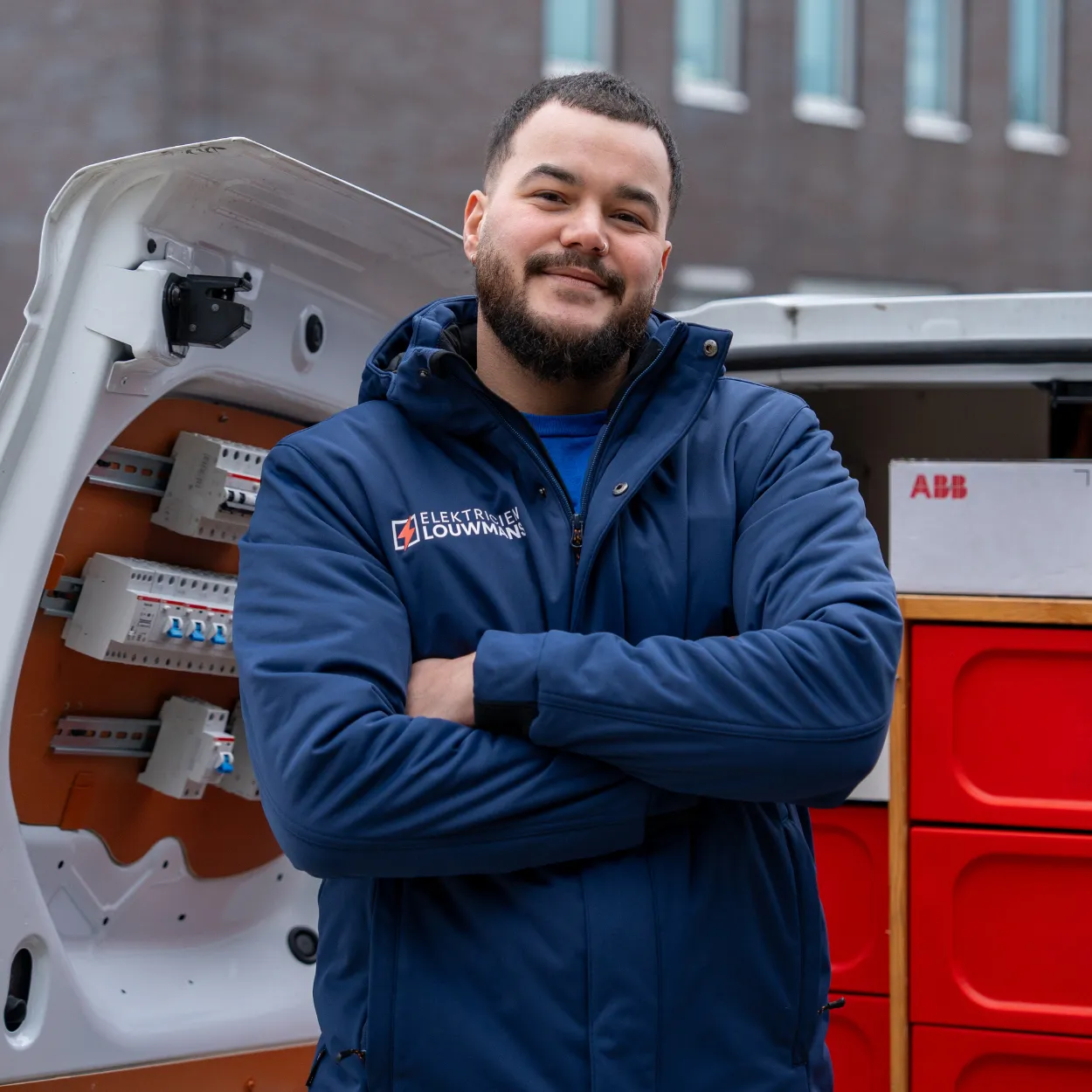 Elektricien van Louwmans bij de geopende bedrijfsbus