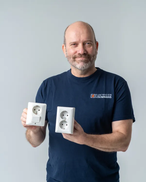 Elektricien houdt een enkel en een dubbel stopcontact vast