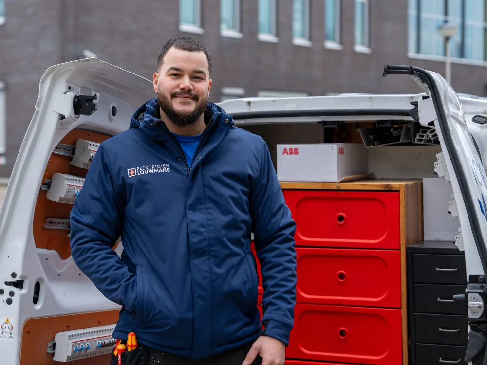 Monteur van Elektricien Louwmans bij de geopende bedrijfsbus